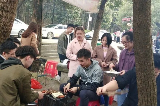 水稻表观遗传课题组成员进行烧烤娱乐 水稻表观遗传课题组成员进行烧烤娱乐