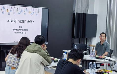 一群人在看电脑 描述已自动生成