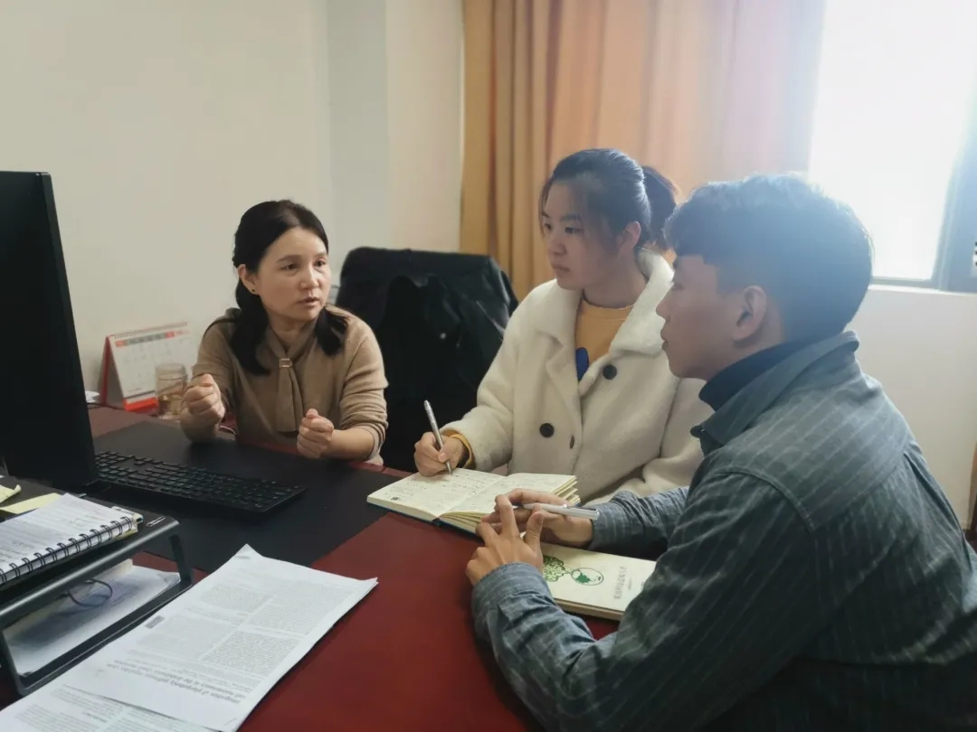 赵毓老师与同学交流 赵毓老师与同学交流