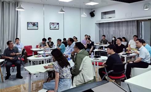 会议室里的人们 描述已自动生成