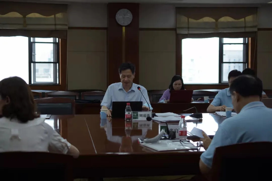 周道绣老师和水稻团队其他老师、学生进行交流 周道绣老师和水稻团队其他老师、学生进行交流