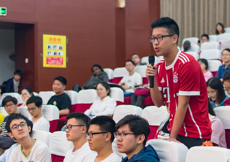 讲座结束后,一位同学向哈特穆特·米歇尔教授提出问题【学通社记者 刘航 摄】_副本 讲座结束后,一位同学向哈特穆特·米歇尔教授提出问题【学通社记者 刘航 摄】_副本