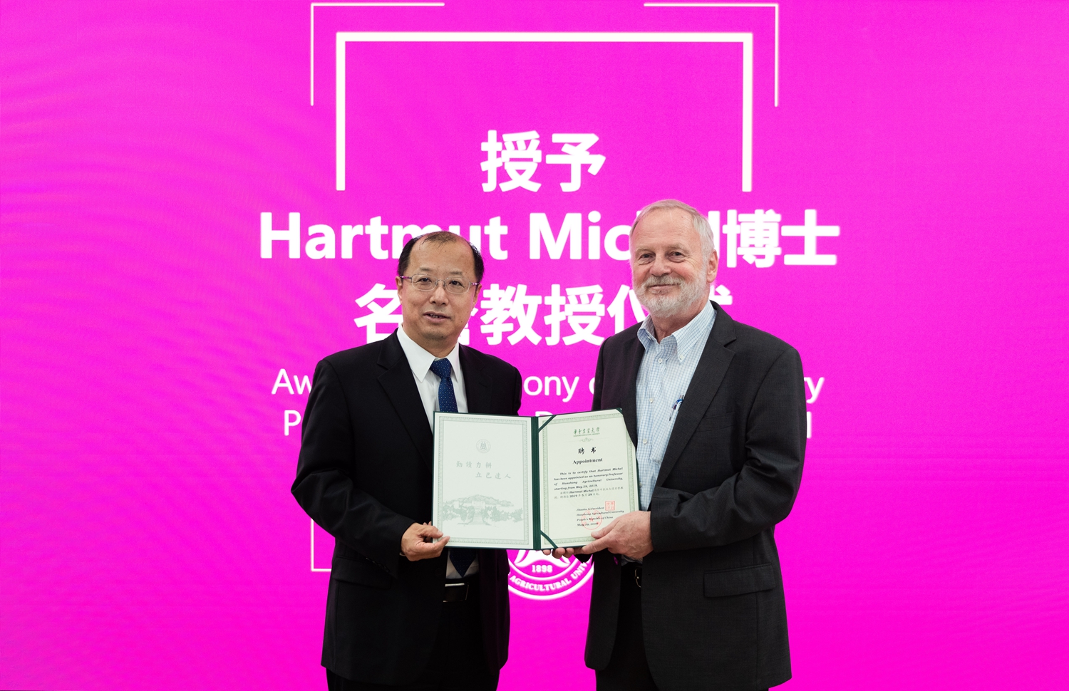 李召虎为Hartmut颁发聘书【学通社记者 段智为 摄】_副本 李召虎为Hartmut颁发聘书【学通社记者 段智为 摄】_副本